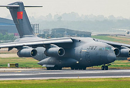 Čína oficiálně nasadila nové letecké tankery Y-20U