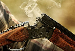 80letý majitel obchodu brokovnicí postřelil ozbrojeného zloděje