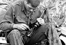 Američtí vojáci ve Vietnamu zprvu své M16 tak nenáviděli, že brali nepřátelské AK-47 – a byli ochotni za ně i platit