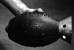 Americká armáda se v 70. letech pokusila využít míč na americký fotbal jako protitankový granát