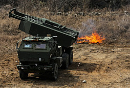 USA představily další balík vojenské pomoci Ukrajině: Raketomety HIMARS, vozidla MRAP a další