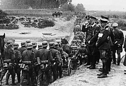 Adolf Hitler během 2. světové války navštívil frontové linie opakovaně. Válku znal. Přesto ji prodlužoval