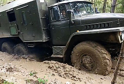 Ural s Tatrou zachraňují IFU z hlubokého bahna