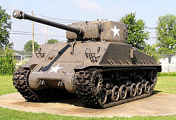 76mm děla modernějších amerických Shermanů si dokázala poradit i s pancířem Tigeru. Měla ale své nevýhody 