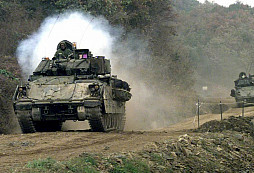 Ukrajina by mohla dostat od USA bojová vozidla pěchoty Bradley