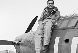 Jeden z nejúspěšnějších britských stíhacích letců Douglas Bader zvaný „útěkář s protézami“