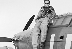 Jeden z nejúspěšnějších britských stíhacích letců Douglas Bader zvaný „útěkář s protézami“