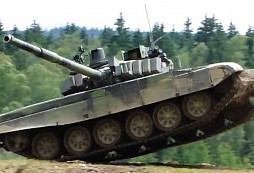 Tank T-72 létá vzduchem a driftuje