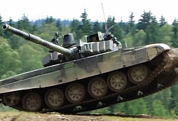 Tank T-72 létá vzduchem a driftuje