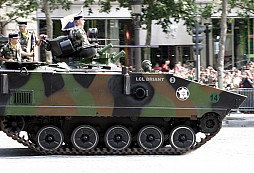 Francie je připravena poskytnout Ukrajině 25 pásových obrněných vozidel AMX-10P