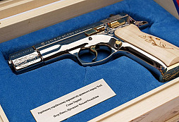 Prezident Petr Pavel daroval ukrajinskému prezidentu Zelenskému pistoli CZ 75 z edice Řád Bílého lva