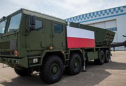 Polsko představilo jihokorejský raketomet Chunmoo na polském vozidle Jelcz 8x8