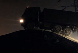 Noční výcvik armádních řidičů v terénu a na smykové desce