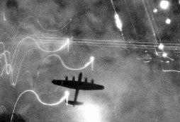 Rozstřílený Lancaster zakončil neúspěšnou bombardovací misi mohutnou explozí na polích v Suffolku