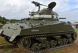 Kulomet M2 na tancích Sherman měl sloužil jako protiletadlová zbraň, neujal se