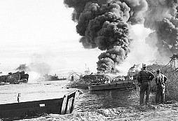 Pearl Harbor v roce 1944: americké námořnictvo ztratilo další lodě, stovky lidí a japonskou miniponorku