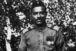 Černý voják sloužil v 1. světové válce na ruském bombardéru, bojoval v řadách francouzské armády a sloužil i v Československu