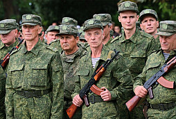 Posílají nás do boje beze zbraně a nutí nás přiznat se ke špionáži, stěžují si Putinovi Srbové bojující za Rusko