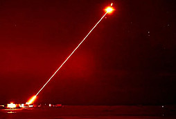 Velká Británie úspěšně testuje DragonFire – laserovou zbraň na obrněném vozidle Wolfhound