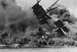 Výbuch munice na USS Arizona zvedl bitevní loď z hladiny. Zahynulo 1177 námořníků