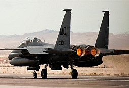 Letouny F-15E s novým systémem elektronického boje