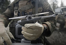 70gramová vážka, která vidí ve tmě. Bundeswehr pořizuje nanodrony Black Hornet 4