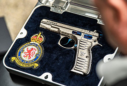 Limitovaná edice CZ 75 RAF vzdává hold československým letcům v Royal Air Force