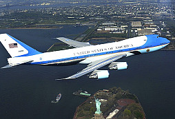 Příští Air Force One z Kataru? Trump chce přijmout darem Boeing 747, podle expertů bezpečnostní hrozba