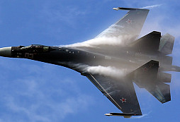 Ruský stíhač Su-35 brání pašování ropy? Incident v Baltském moři ukazuje, že Moskva přitvrzuje