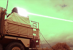 Británie chce nasadit laserové děla do roka! Lov dronů začíná