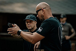 Petr Mrňa: Obranná střelba, sebeobrana a bezpečnost z pohledu bývalého operativce BIS