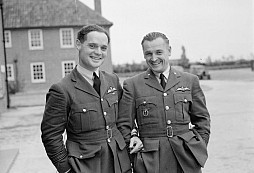 Pilot bez nohou sestřelen! Jak Douglas Bader přežil pád a stal se noční můrou i v nejtvrdším zajetí