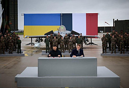 Historický obrat ve vzduchu: Ukrajina objednává 100 francouzských stíhaček Rafale. Co je skutečným plánem Kyjeva a Paříže