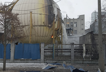 Ruský útok na americkou firmu: Dron zasáhl továrnu na slunečnicový olej v Dnipru, ulice pokrylo 300 tun oleje