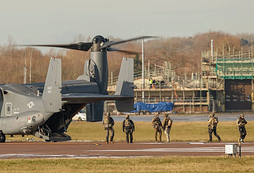 Americké speciální síly trénují u britského letiště. Náhoda, nebo příprava na zásah proti ruskému tankeru