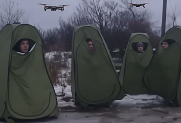 Video: Rusové se&nbsp;před drony schovávají v&nbsp;mobilních toaletách. Video ukáže jak moc úspěšné to&nbsp;maskování je