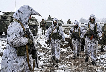 Bizár ze&nbsp;zimní fronty: Rusové nasadili obleky připomínající tučňáky. Jak to&nbsp;dopadlo