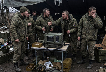 Opilí ruští vojáci se&nbsp;podle partyzánů postříleli kvůli ukořistěnému termoviznímu přístroji