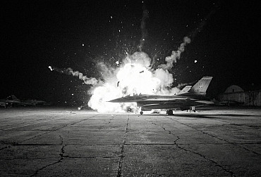 Video: Rusko útočí na&nbsp;Su-27 a&nbsp;F-16 přímo na&nbsp;letišti. Proč jsou F-16 na&nbsp;zemi tak lákavý cíl