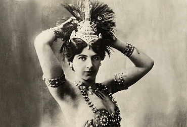 Tanec sedmi závojů na popravišti: Jak se nizozemská hospodyňka stala nejlepší špionkou planety a proč je to lež