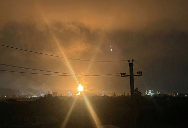 Noc plná plamenů: Drony zasáhly rafinerii u Krasnodaru, hořela nádrž s ropnými produkty