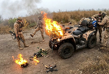 Video: Ruská jednotka na&nbsp;čtyřkolce spustila palbu na&nbsp;FPV dron. Nestačilo to