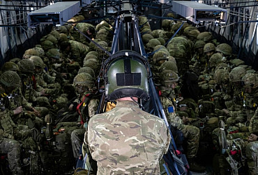 Britové a&nbsp;Francouzi trénují výsadek. Je&nbsp;to generálka na&nbsp;Ukrajinu