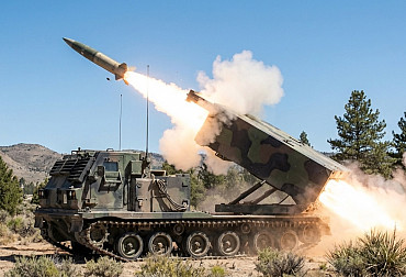 Střela ATACMS prý netrefí pohyblivý cíl. Jak tedy potopila íránské lodě i ponorku