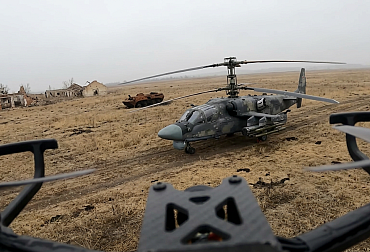 Video: Drahý bitevní vrtulník proti levnému dronu. Ka-52 neměl šanci