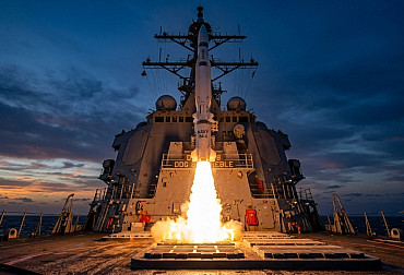 Shahedy donutily USA použít elitní střely SM-6. Účet za obranu rychle roste. Jaké to bude mít důsledky