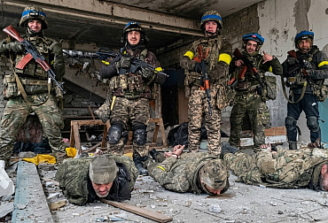 Propagandistická akce se&nbsp;zhroutila: Rusové přijeli pro záběry vítězství, místo toho padli do&nbsp;zajetí