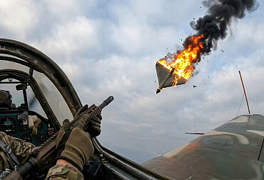 Video: Neuvěřitelné, ale funguje to. Posádka Jak-52 sestřeluje Shahedy přímo z&nbsp;kokpitu pomocí ručních zbraní