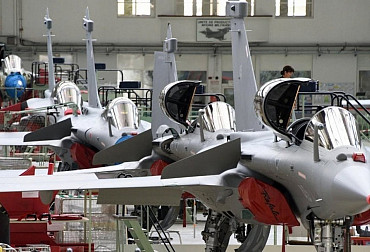 Indie hrozí zrušením megadohody na&nbsp;Rafale. Francie se&nbsp;bojí ruské stopy ale v&nbsp;pozadí může být ještě někdo další