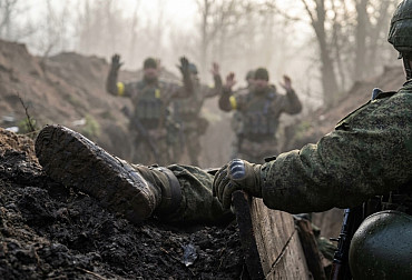 Video: Jeden Rus proti pěti. Záběry z&nbsp;fronty ukazují šokující obrat v&nbsp;boji